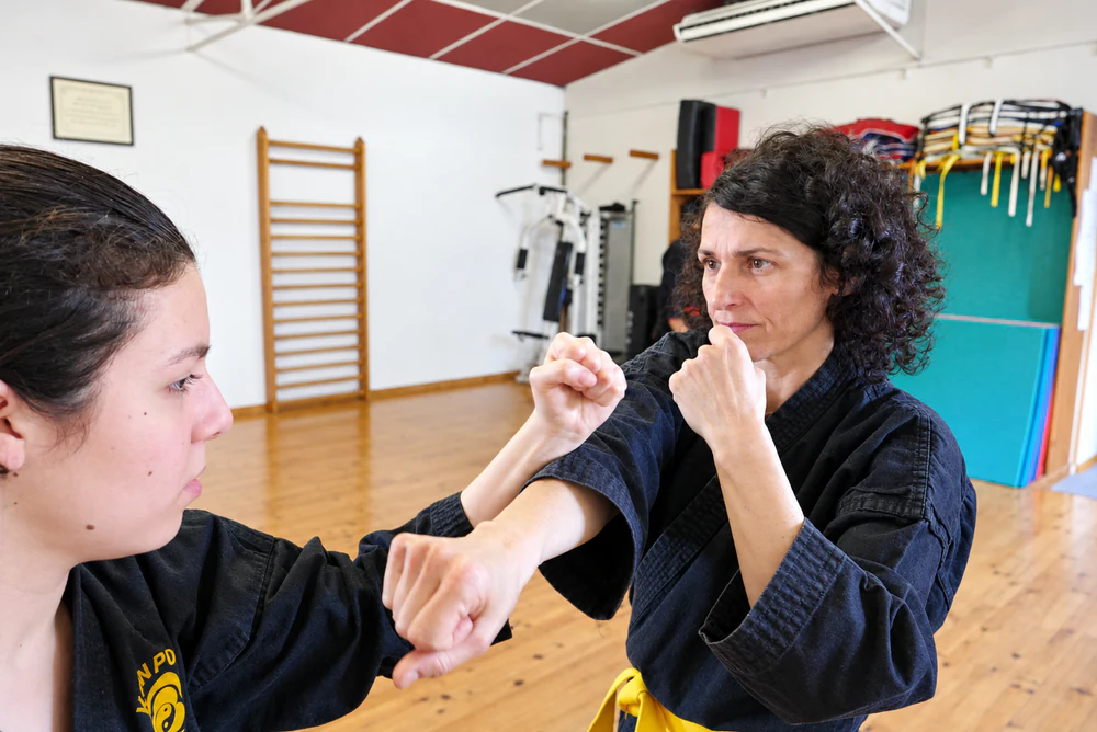 Exercice de self défense à deux au dojo